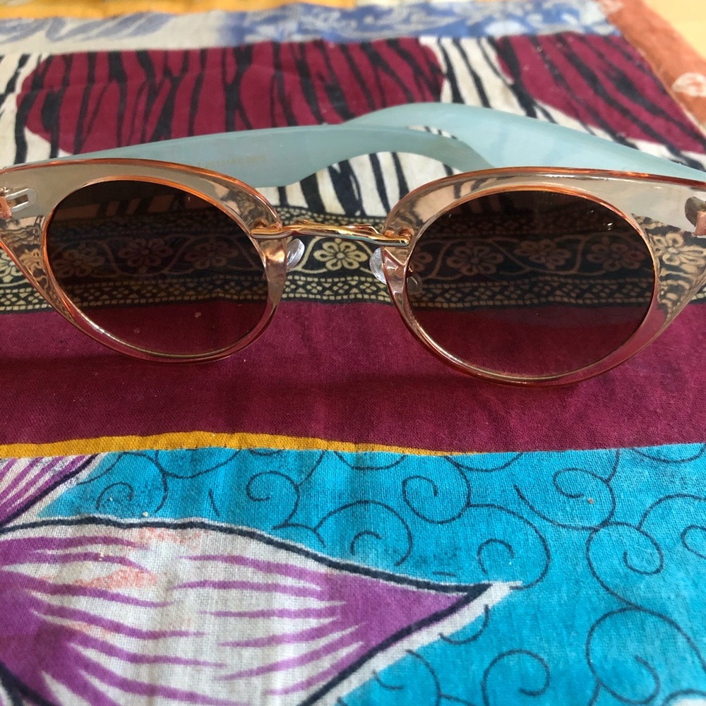 Powder sunglasses. Nearly new, fashionable and tinted lens. - Picture 2 of 6